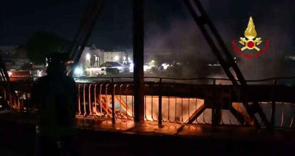 Fiamme sul Tevere, incendio fa crollare il ponte dell'Industria