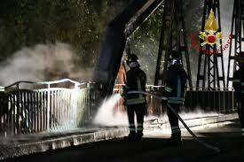 Fiamme sul Tevere, incendio fa crollare il ponte dell&#8217;Industria