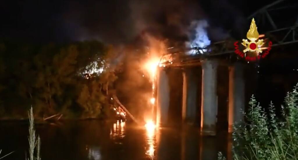 Roma, incendio al ponte dell’Industria: sotto sequestro un giaciglio di fortuna