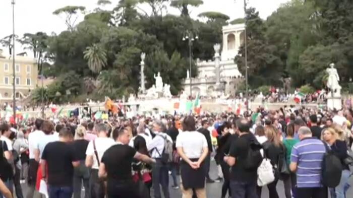 Roma, caos in centro: 10mila in piazza contro il Green pass. Tensioni con la Polizia