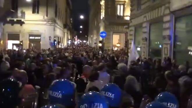 Scontri e violenza alla manifestazione contro il Green pass a Roma: 12 arresti