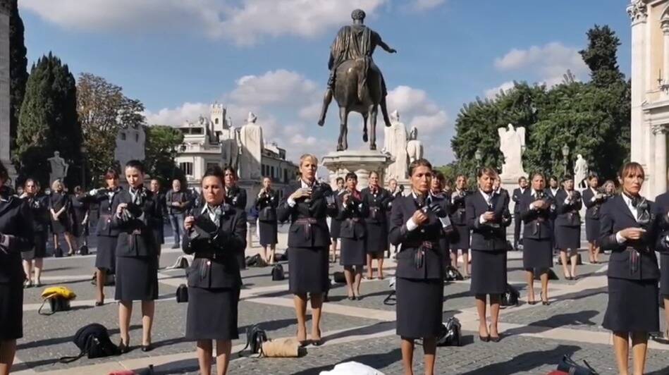 Flash mob di protesta: le hostess di Alitalia si spogliano in Campidoglio - VIDEO