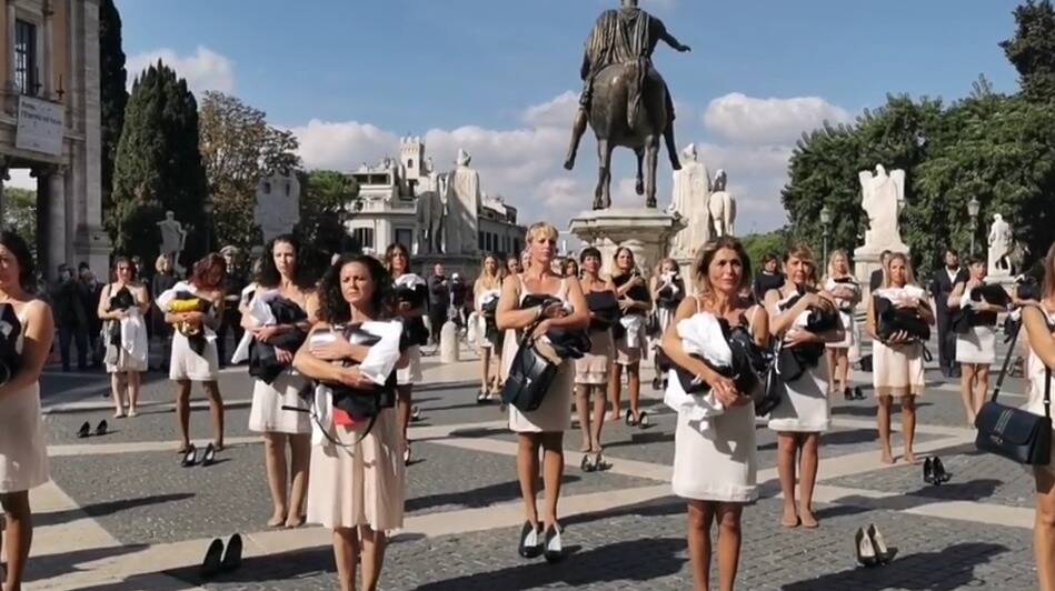 Flash mob di protesta: le hostess di Alitalia si spogliano in Campidoglio - VIDEO