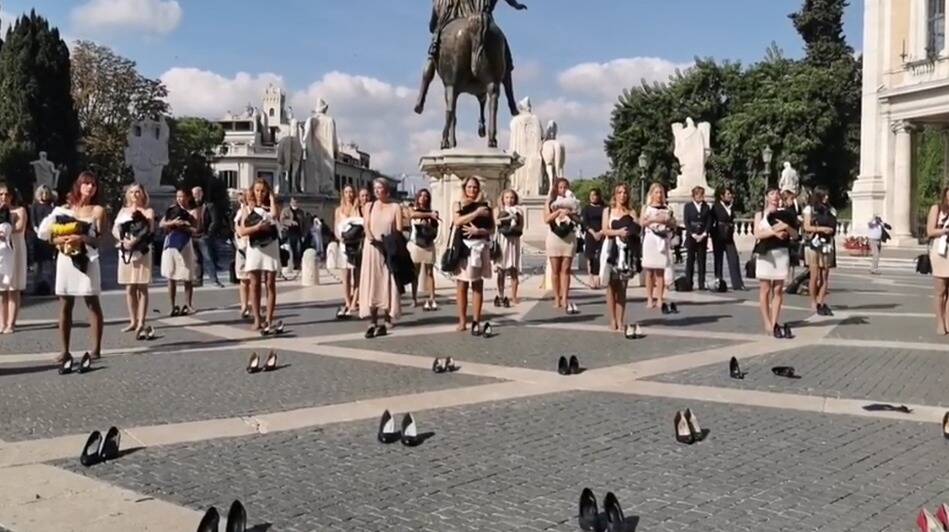 Flash mob di protesta: le hostess di Alitalia si spogliano in Campidoglio &#8211; VIDEO