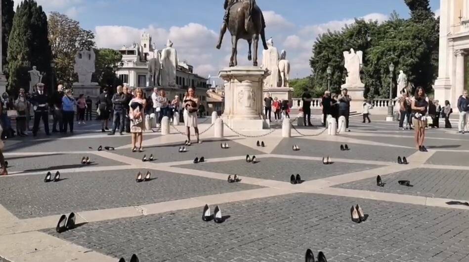 Flash mob di protesta: le hostess di Alitalia si spogliano in Campidoglio &#8211; VIDEO