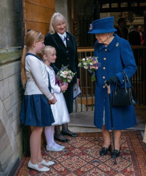 Inghilterra, per la prima volta la Regina Elisabetta appare in pubblico con il bastone