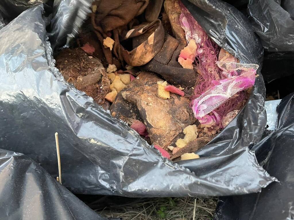 Scandalo al cimitero di Ponza: resti umani nei sacchi della spazzatura