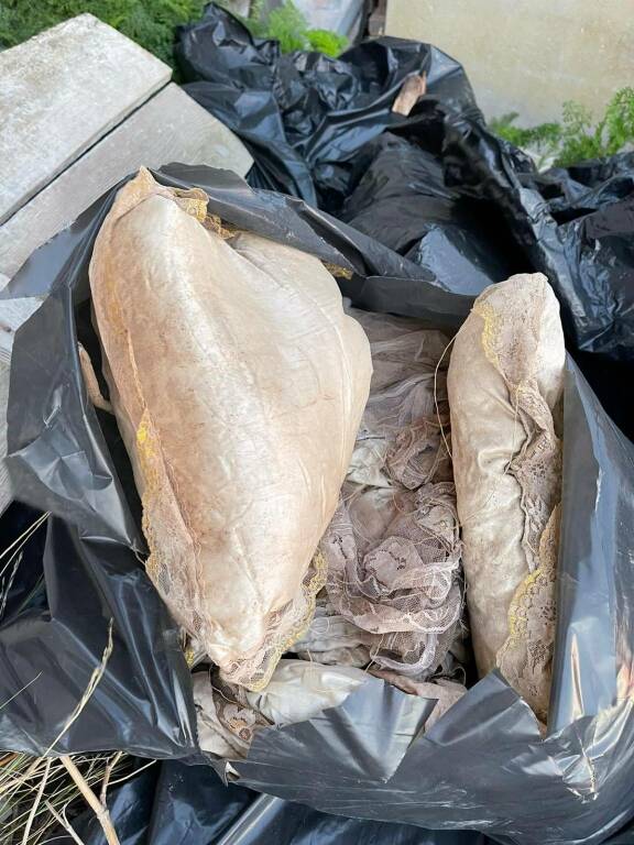 Scandalo al cimitero di Ponza: resti umani nei sacchi della spazzatura