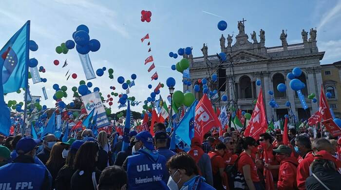 In migliaia a San Giovanni per la manifestazione antifascista: “Qui c’è la nuova resistenza”