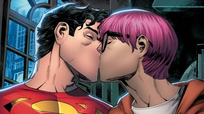 Superman sventola la bandiera arcobaleno: nel nuovo fumetto il supereroe è bisessuale
