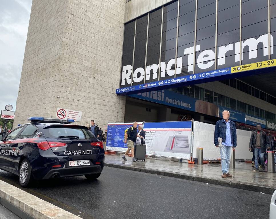 Roma, falsa dipendente Trenitalia “aiutava” i passeggeri alle biglietterie automatiche di Termini