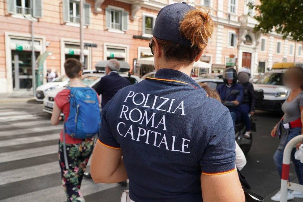 Roma, attraversa col rosso: i vigili la riprendono e lei li morde