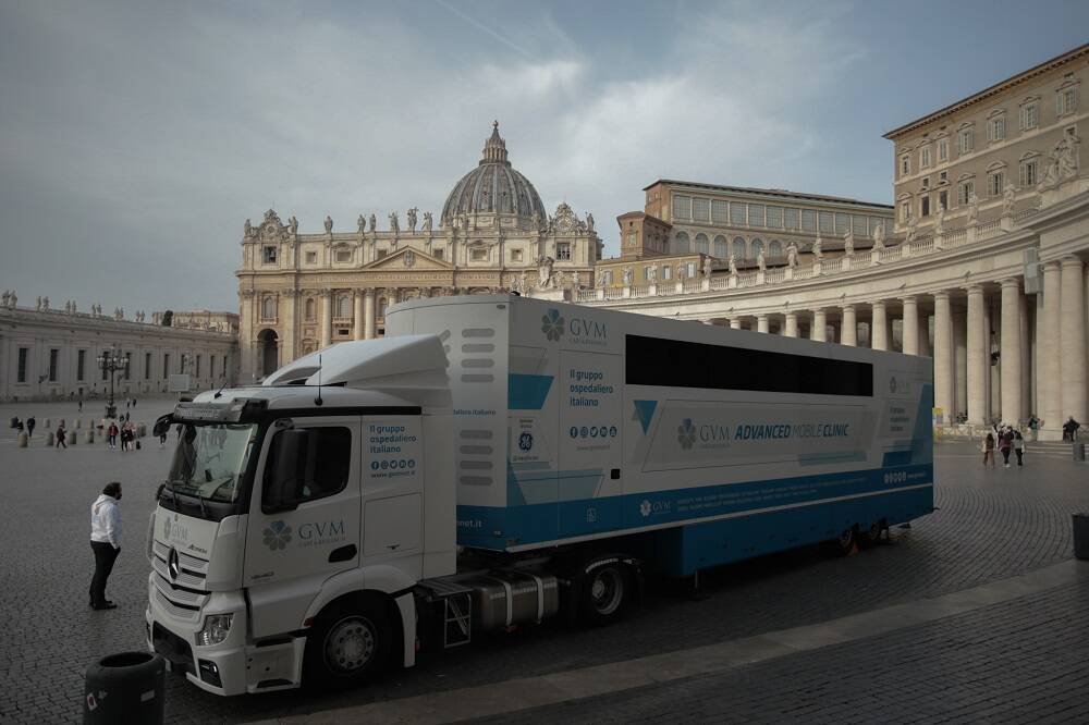 Clinica mobile in piazza San Pietro: visite e consulti gratuiti per i senzatetto di Roma