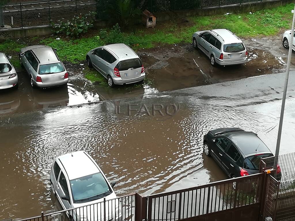 Ostia, la pioggia trasforma via Angelo Bertolotto in un lago