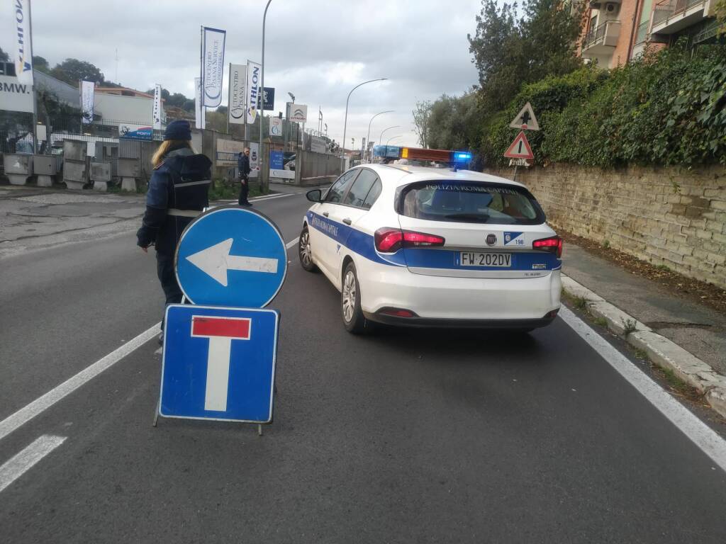 Roma, si rompe una tubatura e si allaga via della Pisana: strada chiusa al traffico