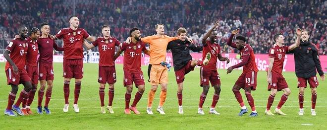 Covid, il Bayern Monaco taglia lo stipendio ai calciatori ‘no vax’, in quarantena