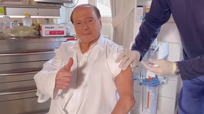 Terza dose di vaccino anti-Covid per Berlusconi: il video spopola sul web – VIDEO
