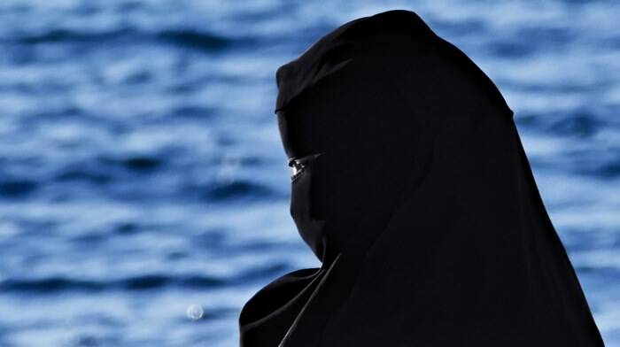 Ostia, picchiata perché non indossa il burqa. La condanna della politica: “Basta fanatismo religioso”