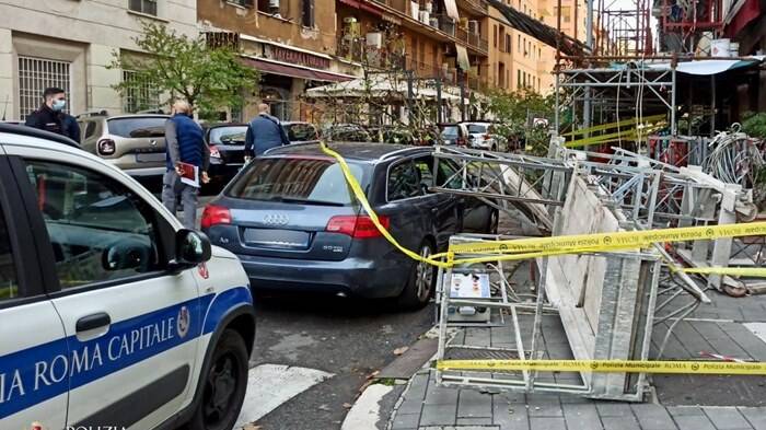 Roma, operaio precipita da un’impalcatura sulle auto in sosta: cantiere sotto sequestro
