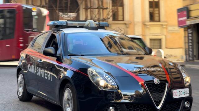 Roma, rubano la borsa a una turista davanti ai carabinieri in borghese: arrestati