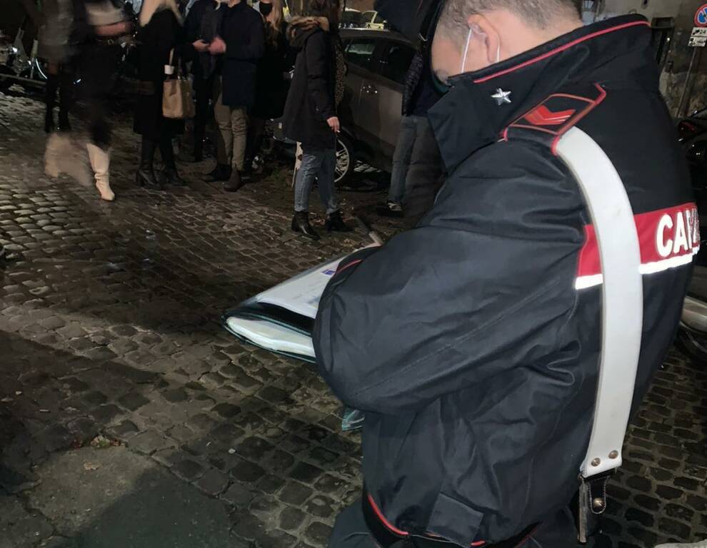 Movida a Roma: giovani multati per assembramenti senza mascherina in strada