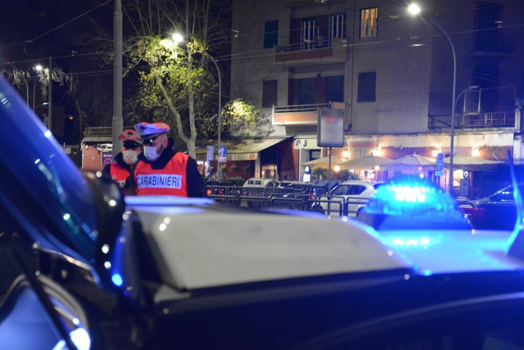 Roma, a spasso per il centro armato di coltello prende a calci le auto