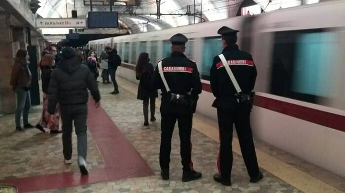 Roma, rubano il portafoglio a un 70enne mentre sale sulla metropolitana: arrestati