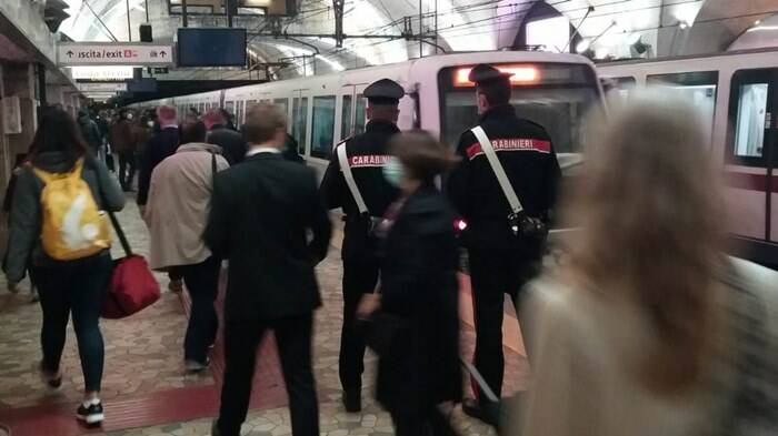 Roma, due stranieri sopresi a derubare una turista sul treno della metropolitana: arrestati