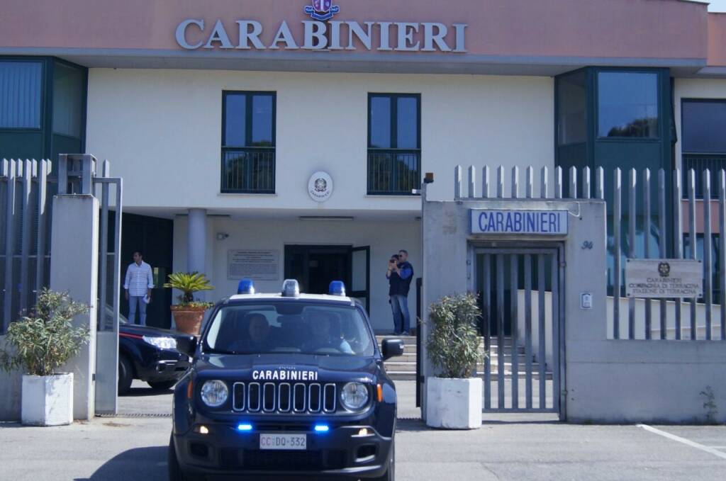 Terracina, getta l’eroina alla vista dei carabinieri: arrestato