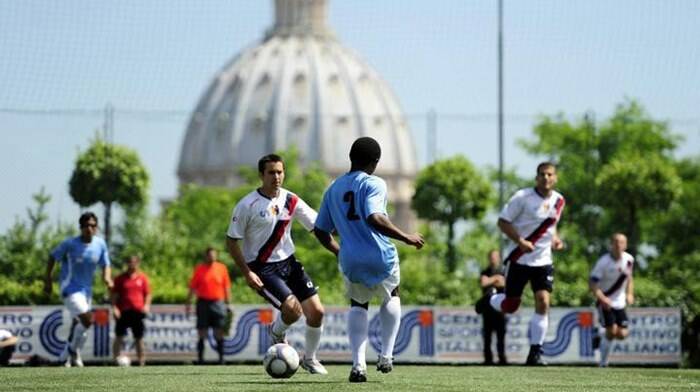 Un calcio all’esclusione: la squadra del Papa “sfida” la formazione dei Rom