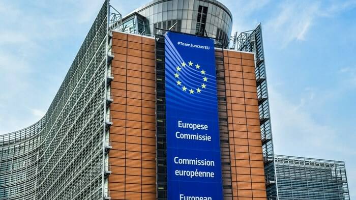 “Cancellata” la parola Natale: dopo le polemiche la Commissione Ue ritira il documento