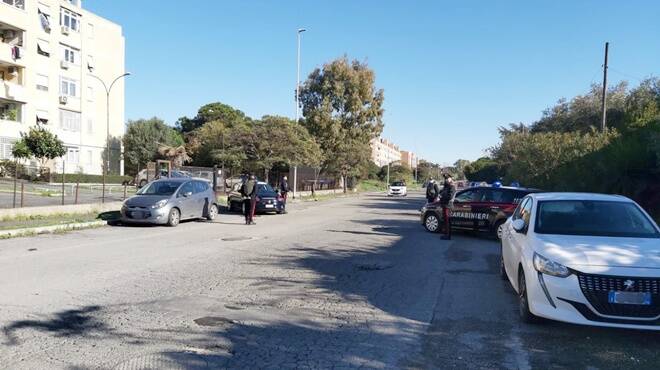 In auto senza patente, non si ferma all’alt dei carabinieri: inseguimento da film ad Acilia