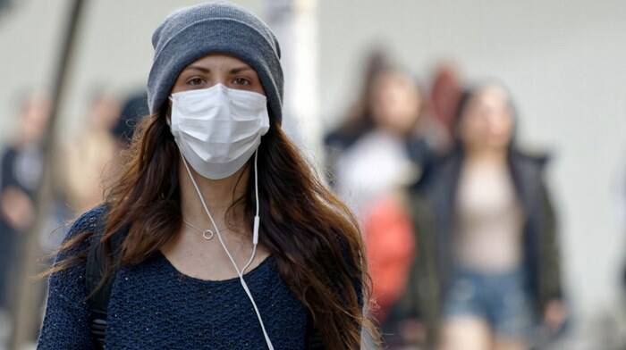 Covid, troppi i contagi a Fiumicino: torna l’obbligo di mascherina all’aperto (anche in aeroporto)