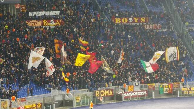 Verso l’Olimpico con mazze e martelli: 15 ultras romanisti in Questura