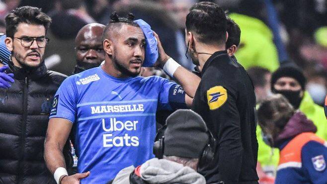 Lancia una bottiglietta contro Payet, tifoso condannato: “Ho fatto una cavolata”