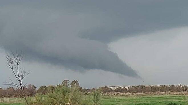 Funnel cloud sul litorale romano: spettacolo nei cieli di Fiumicino