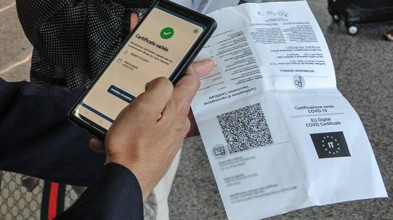 Roma, 17enne milanese prenota una stanza d’albergo con un green pass falso: denunciato