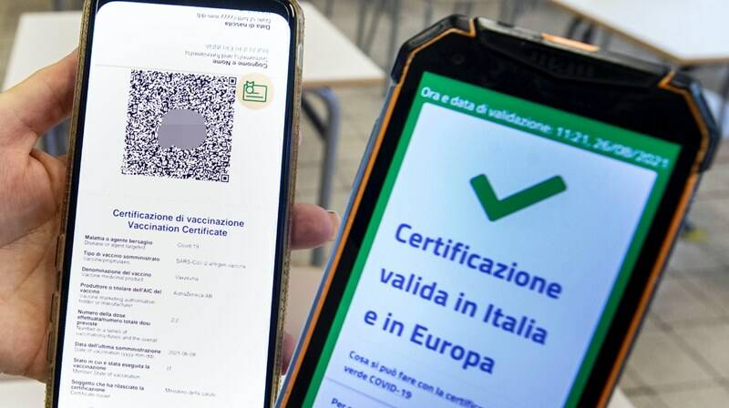 Roma, sull’autobus con il green pass di un altro: 23enne denunciato e multato