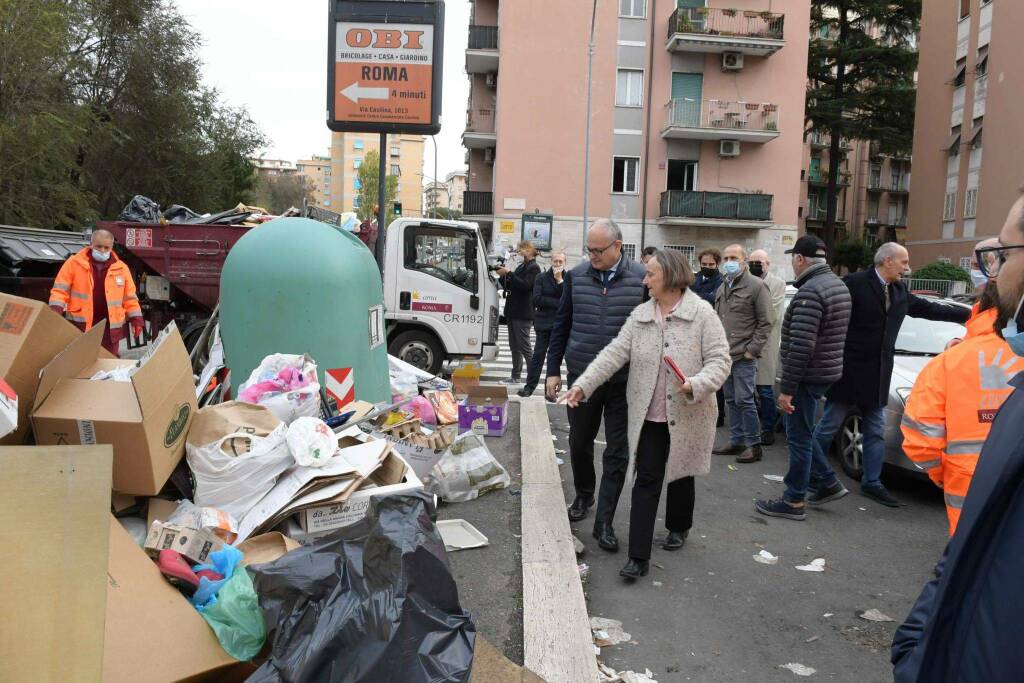 Roma, il quartiere Don Bosco invaso dai rifiuti. Arriva Gualtieri: “Riparte la pulizia”