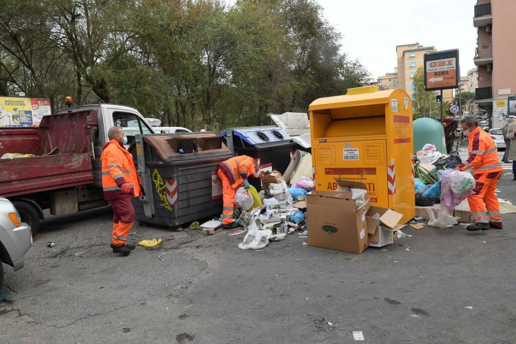 Roma, il quartiere Don Bosco invaso dai rifiuti. Arriva Gualtieri: “Riparte la pulizia”