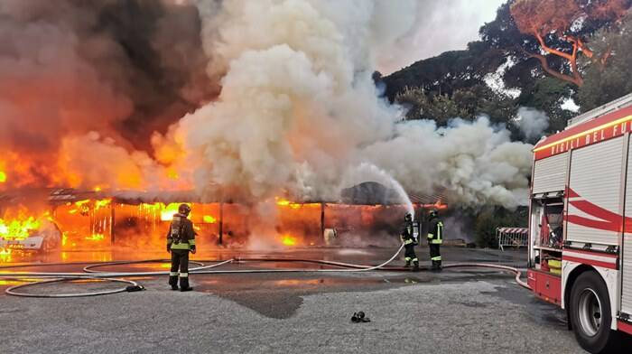 Castel Fusano, incendio distrugge la sede dei volontari di Pegasus Asi Lazio: “Non molleremo”