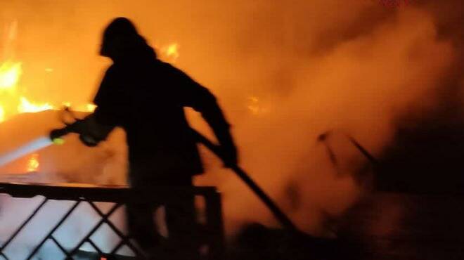 Ostia, incendio nella notte sulla litoranea: distrutto uno stabilimento balneare
