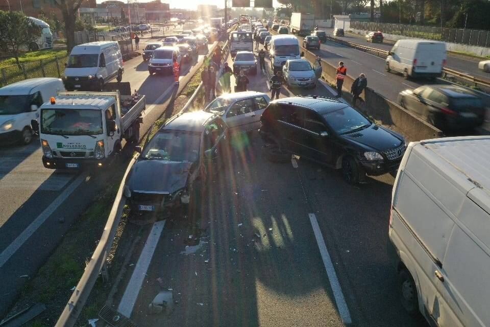 Incidente sulla Pontina, strada chiusa da Pomezia nord: traffico paralizzato