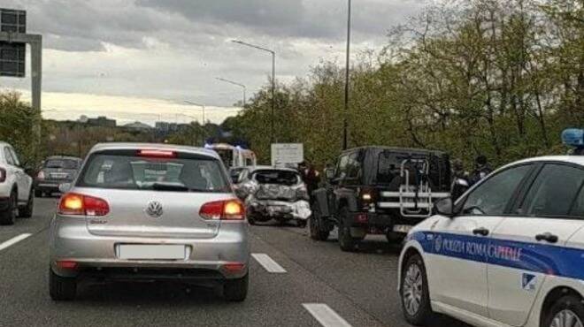 Incidente sulla Pontina, scontro tra 3 auto: viabilità in tilt verso Roma