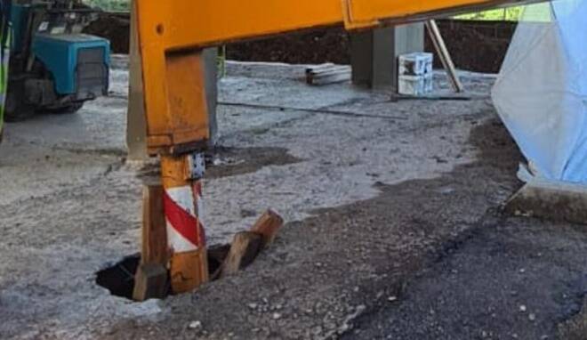 Dragoncello, incidente in cantiere: cede il terreno e un tubo finisce addosso ad un operaio