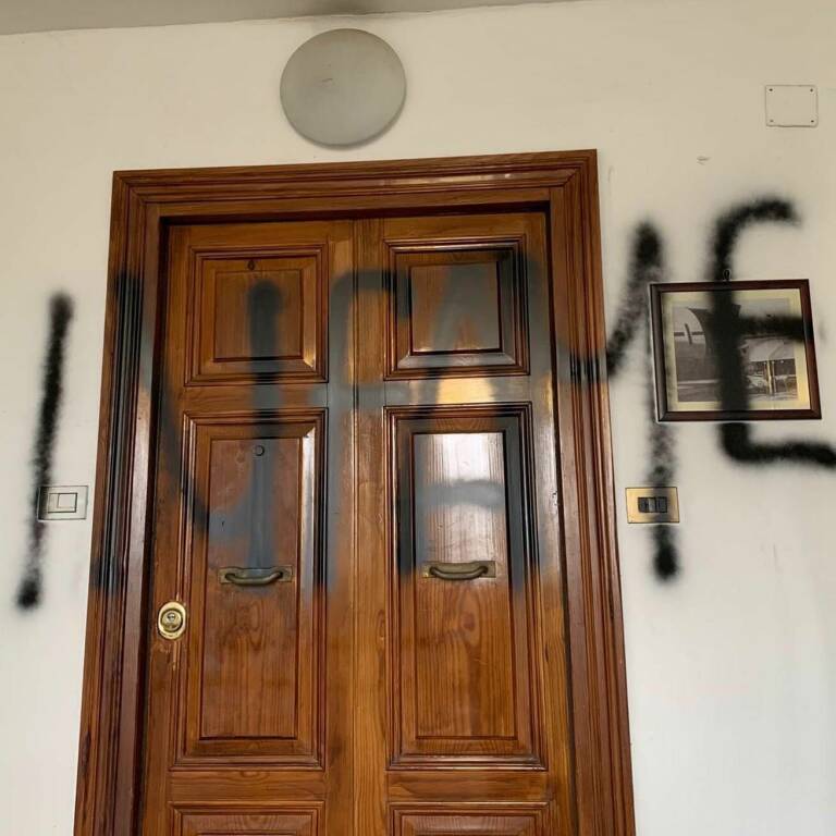 Ostia, Angelo Bonelli nel mirino: scritta “Infame” sulla porta di casa. Le reazioni