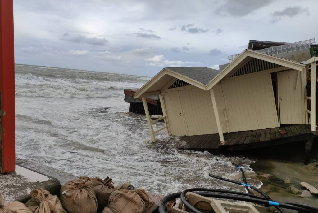 Mareggiate sulle spiagge del litorale, FdI contro Zingaretti: “Dove sono i fondi promessi?”