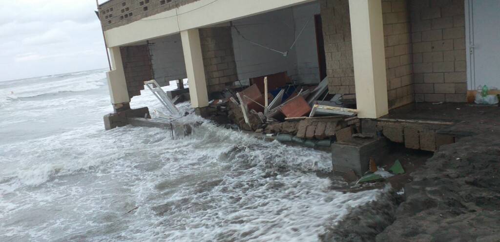 Mareggiata a Ostia, Mare Libero: “L’unica soluzione è sgomberare gli stabilimenti”