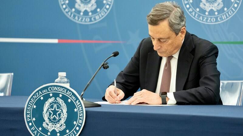 Covid, approvato il nuovo Decreto. Draghi: “Via le restrizioni per i vaccinati, anche in zona rossa”