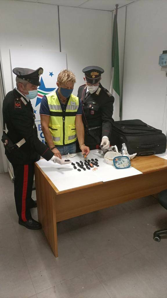 “Invasione” di metanfetamine all’aeroporto di Fiumicino, corriere arrestato con oltre 2mila dosi